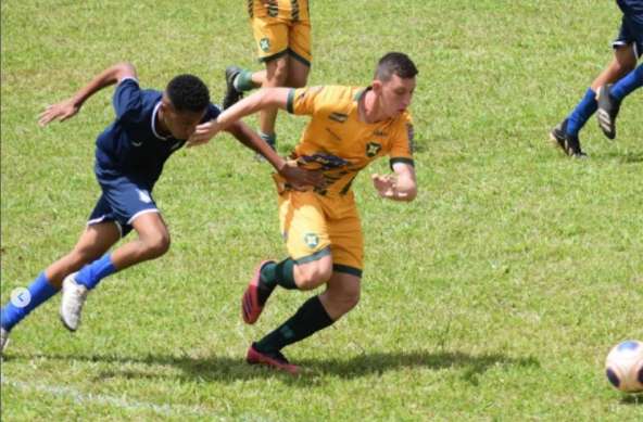 Gabriel fenato atleta sub 17 jogando futebol